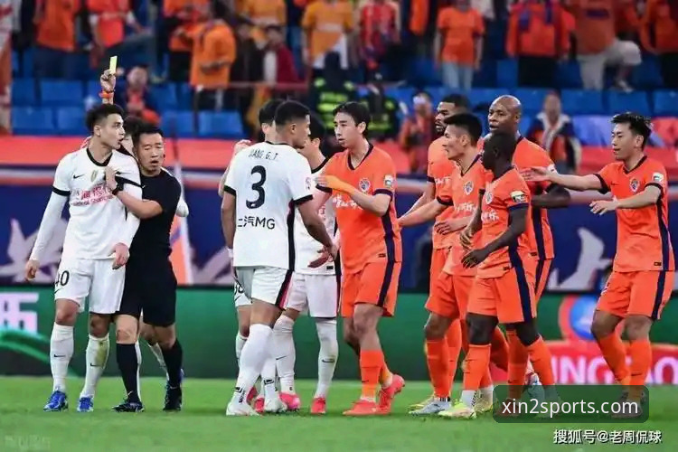 青岛海牛3-1掀翻上海海港：新2体育投注平台观赛实用技巧与赛事复盘